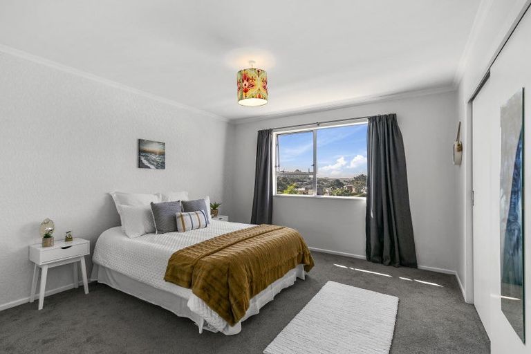 Photo of property in 3 Lomond Street, Newlands, Wellington, 6037