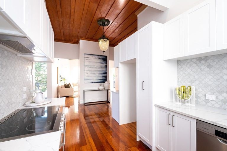 Photo of property in 15 Lawrence Road, Hospital Hill, Napier, 4110