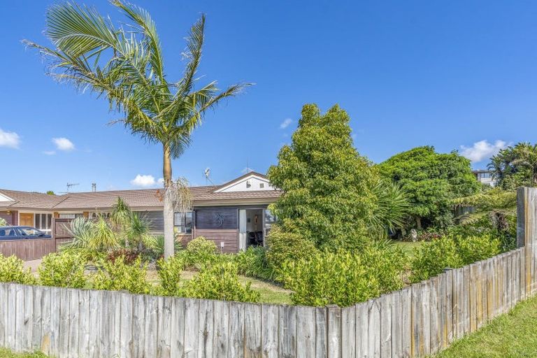 Photo of property in 1/1 Pickwick Parade, Mellons Bay, Auckland, 2014