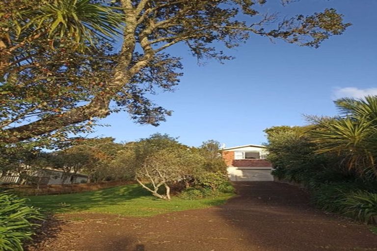 Photo of property in 15 Pohutukawa Avenue, Red Beach, 0932