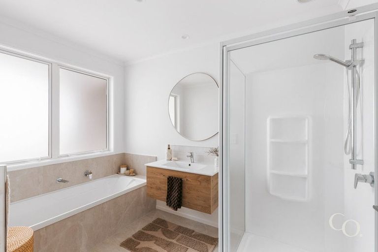 Photo of property in 1 Brendan Close, Omokoroa, 3114