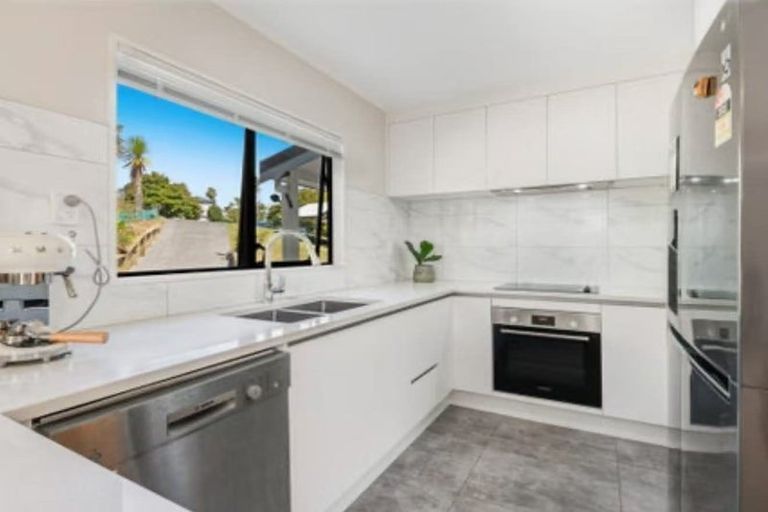 Photo of property in 14 Mallard Place, Unsworth Heights, Auckland, 0632