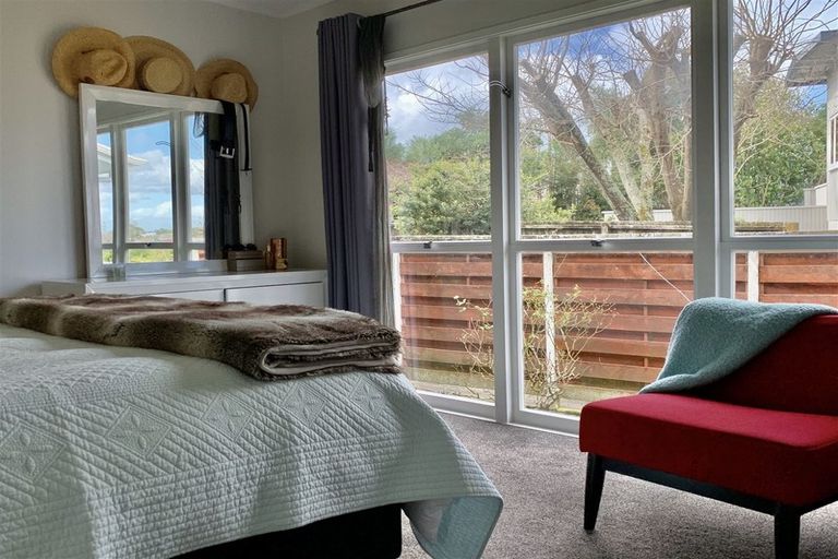 Photo of property in 82 Ravenwood Drive, Forrest Hill, Auckland, 0620