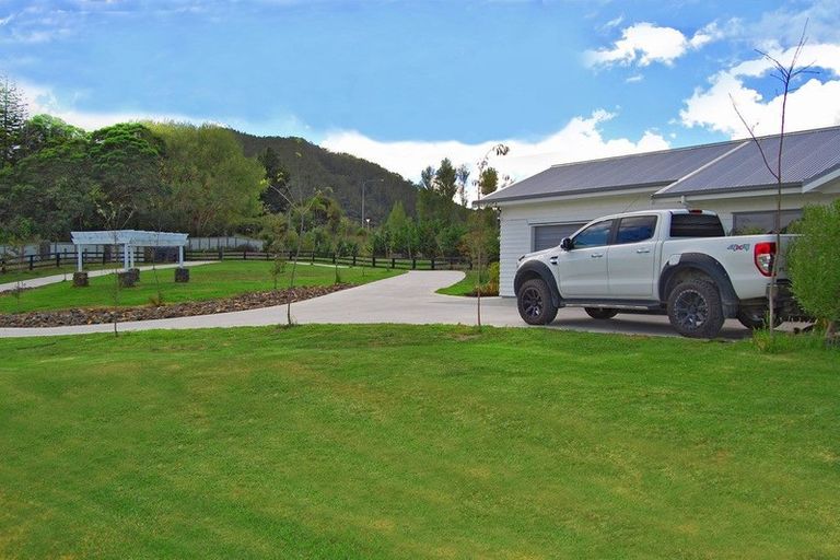 Photo of property in 7 Mountain Road, Kaiwaka, Maungaturoto, 0587