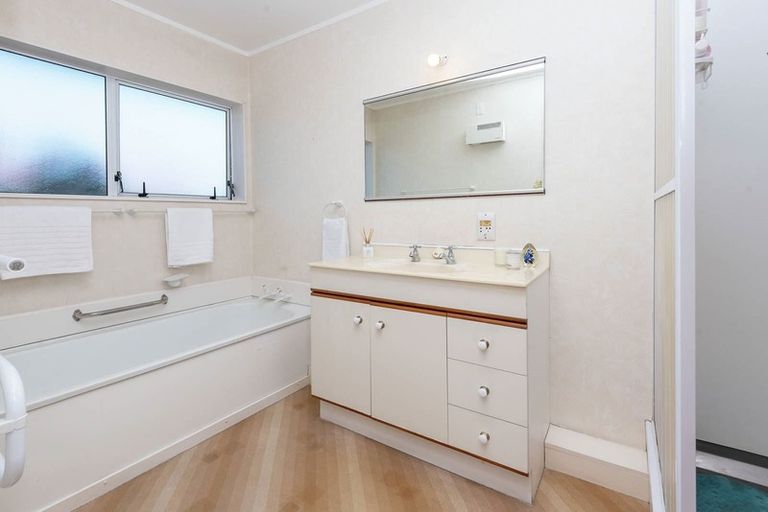 Photo of property in 1/75 Aviemore Drive, Highland Park, Auckland, 2010