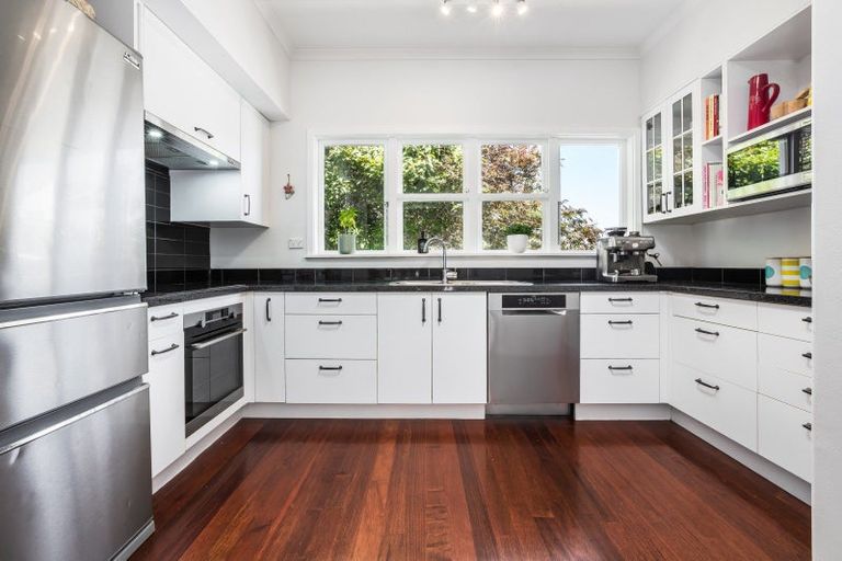 Photo of property in 18 Tui Crescent, Waikanae, 5036