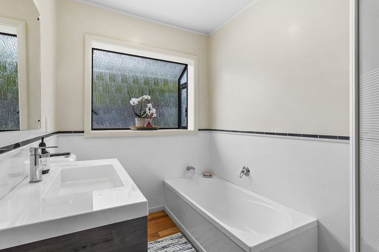 Photo of property in 24 Ranui Terrace, Tawa, Wellington, 5028