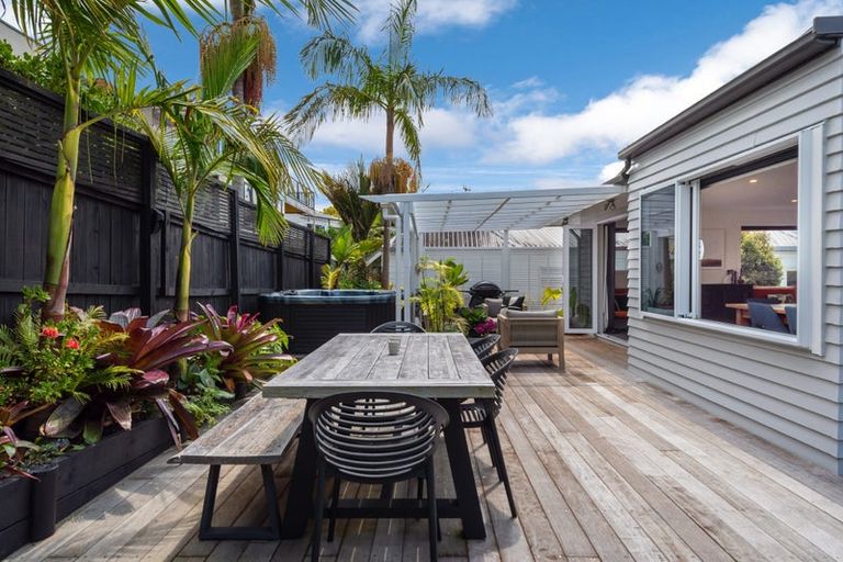 Photo of property in 2/40 Hebron Road, Waiake, Auckland, 0630