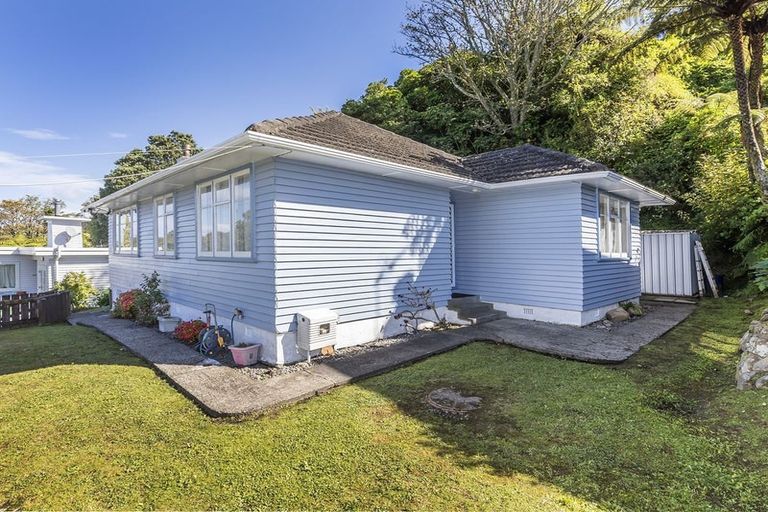 Photo of property in 111 Newlands Road, Newlands, Wellington, 6037