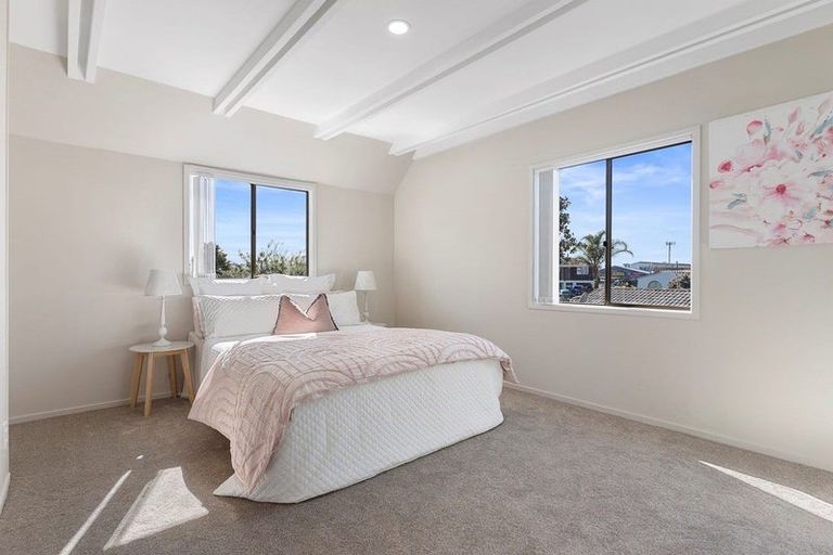 Photo of property in 1/13 Challen Close, Conifer Grove, Takanini, 2112