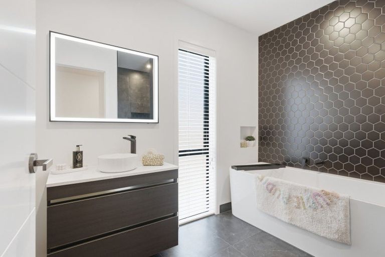 Photo of property in 16 Three Kings Court, Outram, 9019