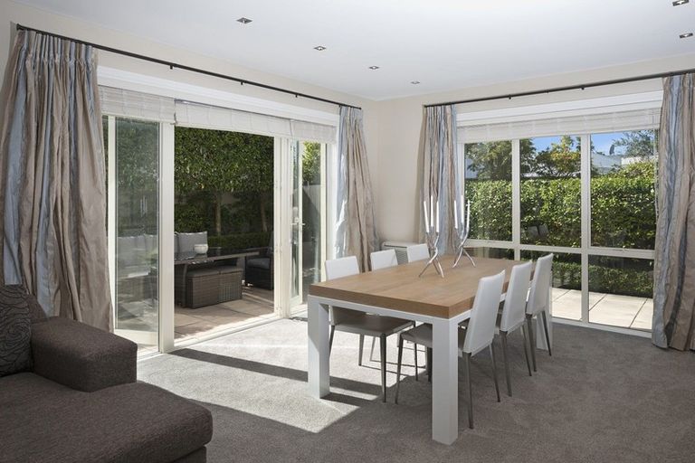 Photo of property in 103 Aikmans Road, Merivale, Christchurch, 8014