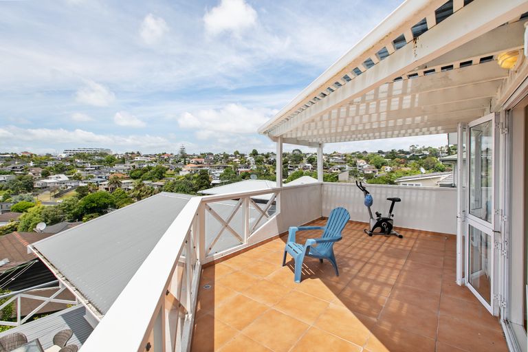 Photo of property in 1/14 Kiteroa Terrace, Rothesay Bay, Auckland, 0630