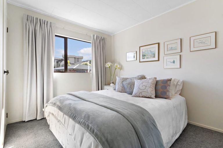 Photo of property in 2/102 Manhattan Heights, Glendene, Auckland, 0602