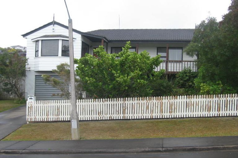 Photo of property in 8 Leiden Place, Totara Vale, Auckland, 0629
