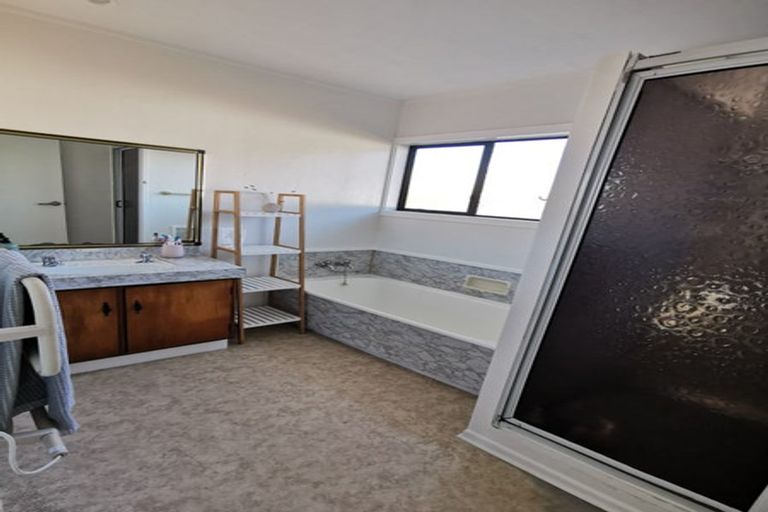 Photo of property in 42 Edgecombe Street, Newlands, Wellington, 6037