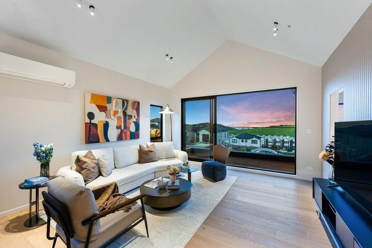 Photo of property in 52 Matangi View Drive, Orewa, 0931