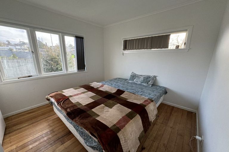 Photo of property in 9 Huruhuru Road, Massey, Auckland, 0614