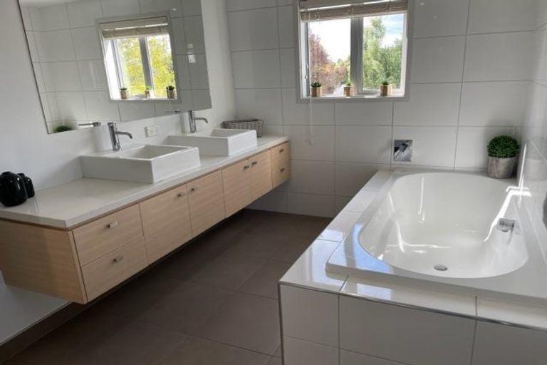 Photo of property in 18 Bryndwr Road, Fendalton, Christchurch, 8052