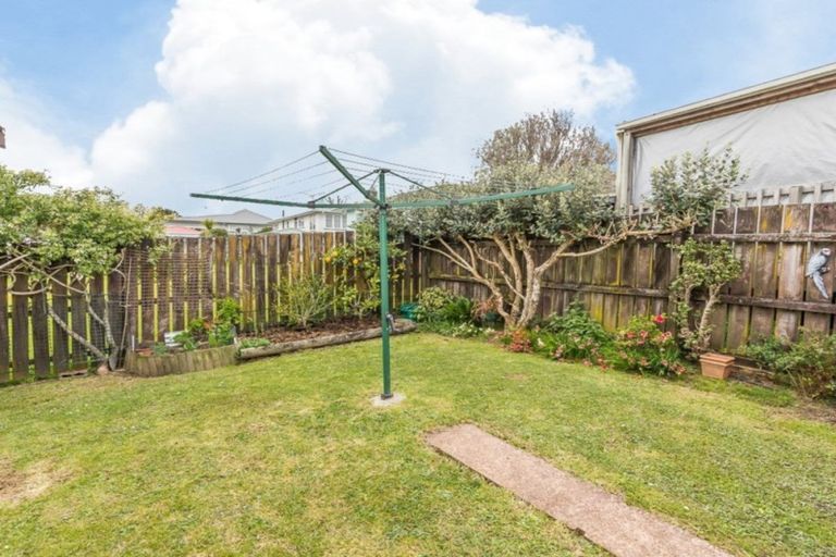 Photo of property in 28 Neil Avenue, Te Atatu Peninsula, Auckland, 0610