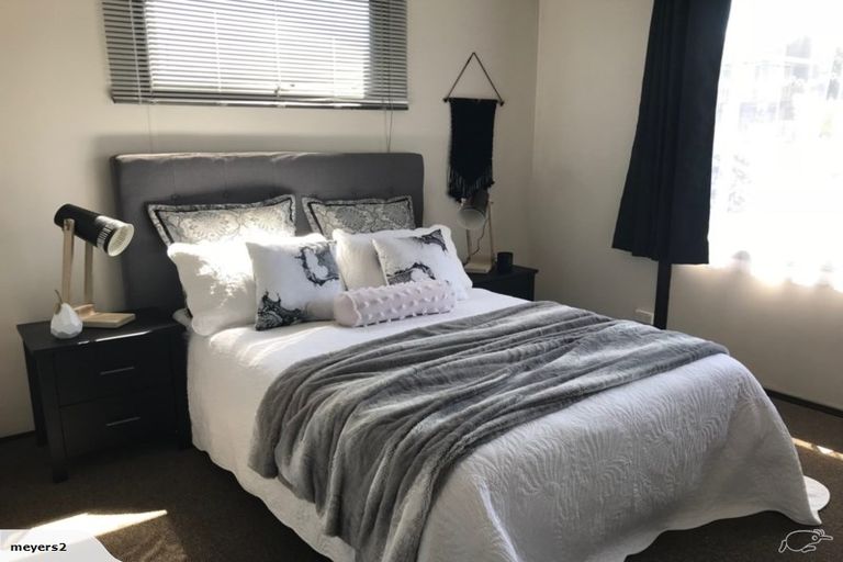 Photo of property in 1/4 Hanson Place, West Harbour, Auckland, 0618