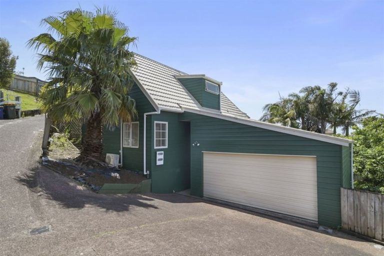 Photo of property in 1b Highgrove Lane, Totara Vale, Auckland, 0632