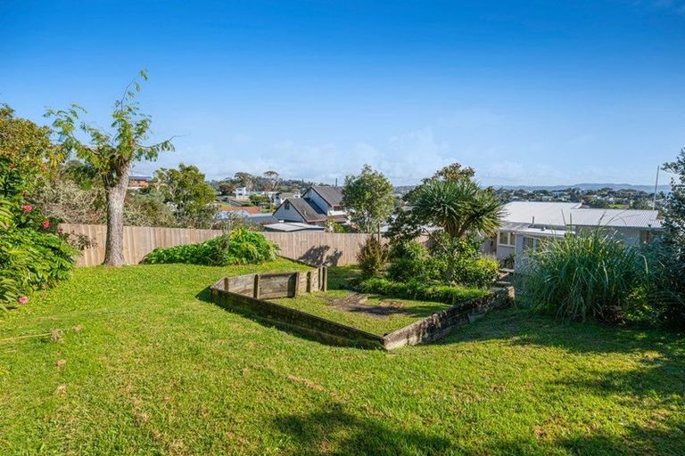 Photo of property in 43 Surf Road, Stanmore Bay, Whangaparaoa, 0932