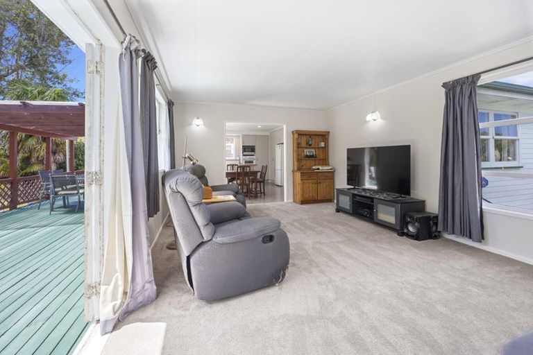 Photo of property in 38 Chatsworth Crescent, Pakuranga Heights, Auckland, 2010