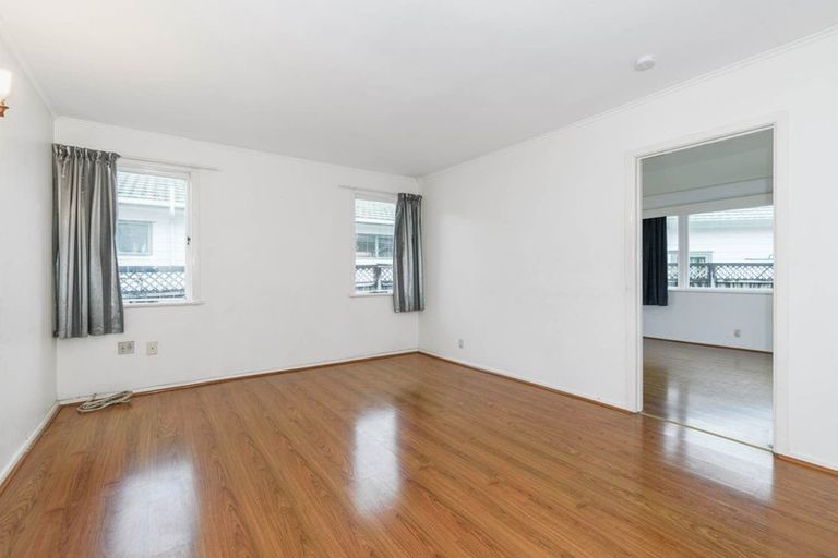 Photo of property in 38 Buscomb Avenue, Henderson, Auckland, 0610