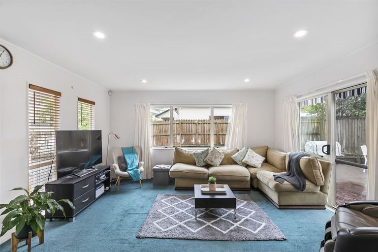 Photo of property in 2/1 Mossop Rise, Glenfield, Auckland, 0629