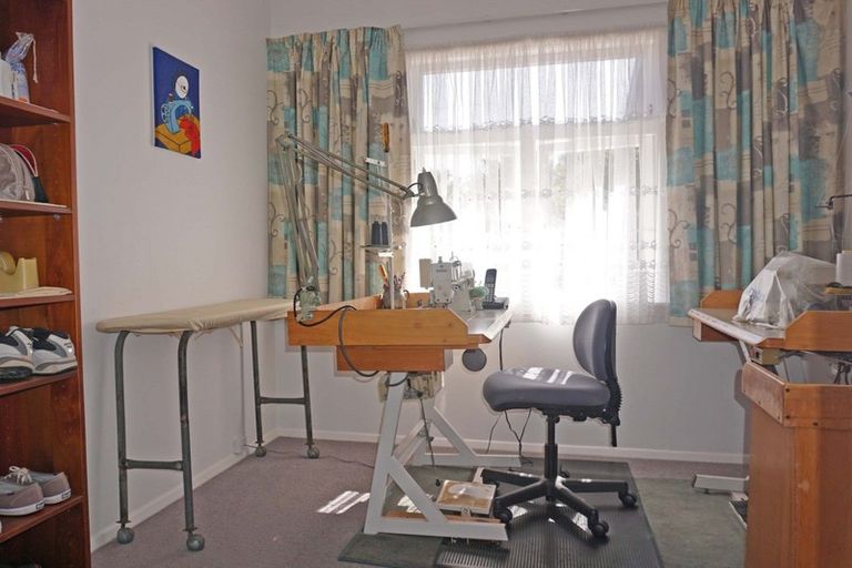 Photo of property in 24 Avenue North Road, Levin, 5510