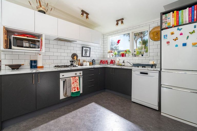 Photo of property in 187 Queens Drive, Lyall Bay, Wellington, 6022