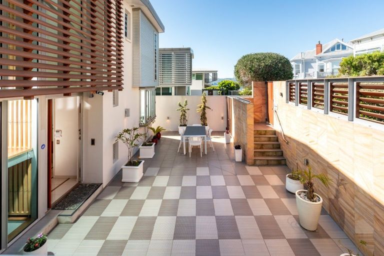 Photo of property in 26 The Crescent, Roseneath, Wellington, 6011