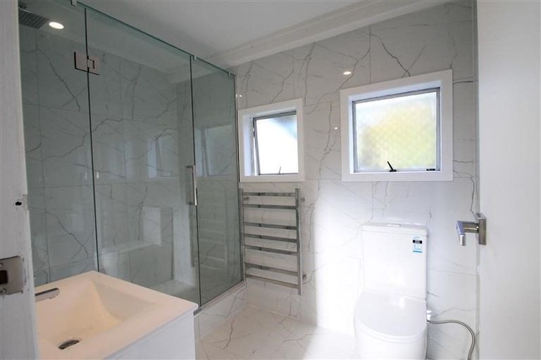 Photo of property in 606 Glenfield Road, Bayview, Auckland, 0629