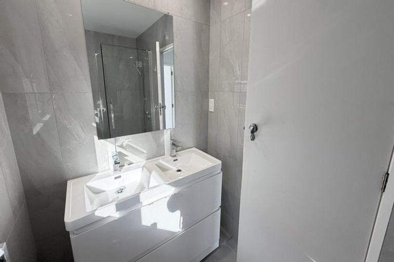 Photo of property in 1/166 East Coast Road, Forrest Hill, Auckland, 0620