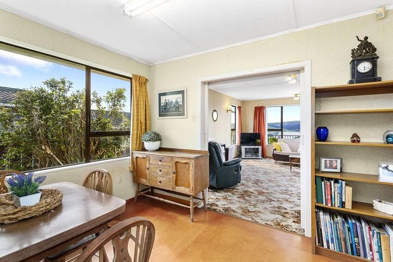 Photo of property in 58 Chapman Street, Newlands, Wellington, 6037