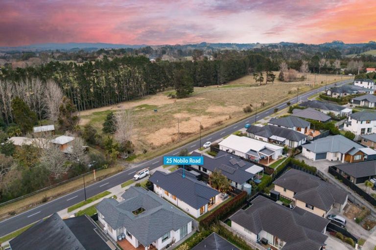 Photo of property in 25 Nobilo Road, Kumeu, 0810