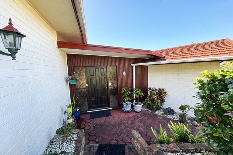 Photo of property in 3 Murano Place, Chatswood, Auckland, 0626