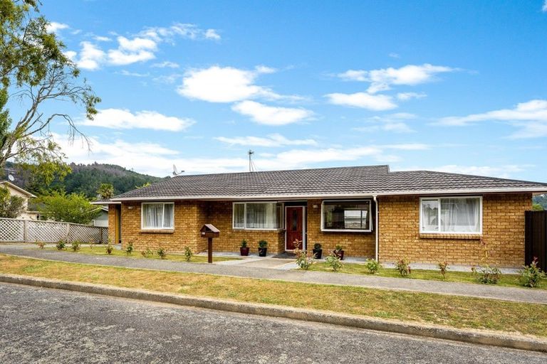 Photo of property in 17 Zeala Grove, Stokes Valley, Lower Hutt, 5019