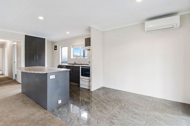 Photo of property in 17 Hindmarsh Street, Henderson, Auckland, 0612