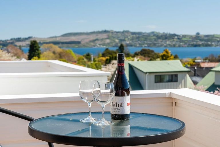 Photo of property in 2 Golders Place, Richmond Heights, Taupo, 3330