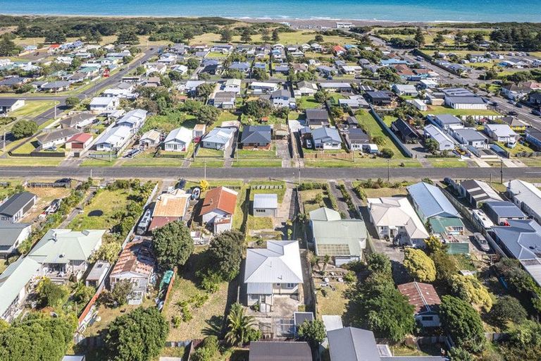 Photo of property in 12 Matai Street, Castlecliff, Whanganui, 4501