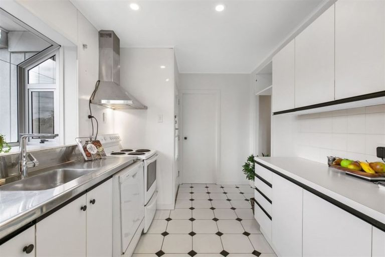 Photo of property in 14 Taupo Street, Green Bay, Auckland, 0604