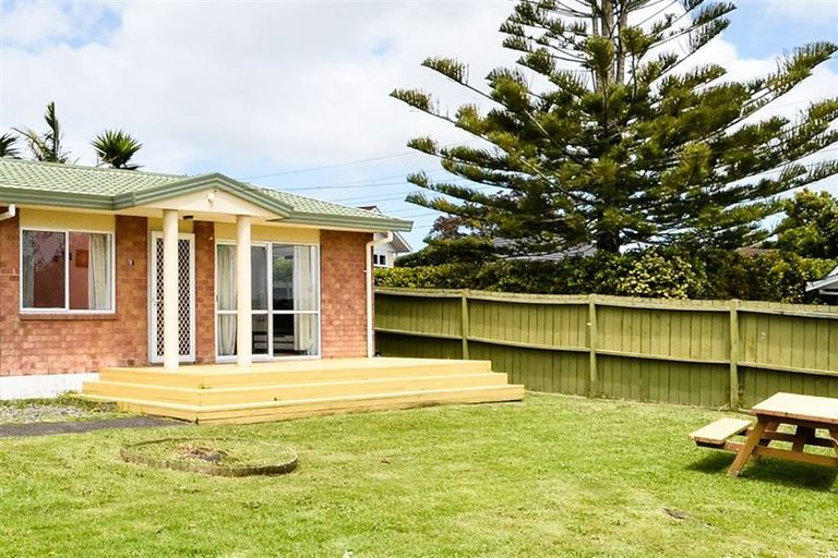 Photo of property in 19a Ashbourne Place, Glendene, Auckland, 0602