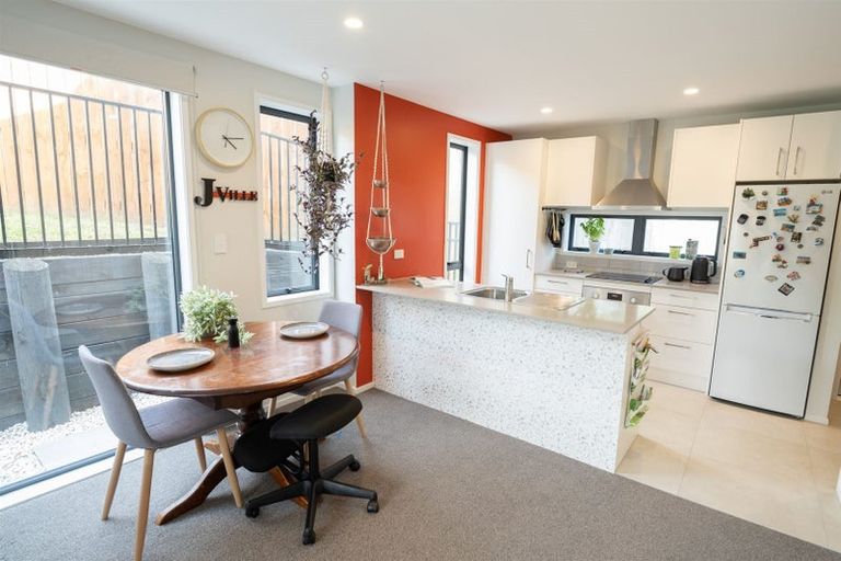 Photo of property in 42e View Road, Henderson, Auckland, 0612