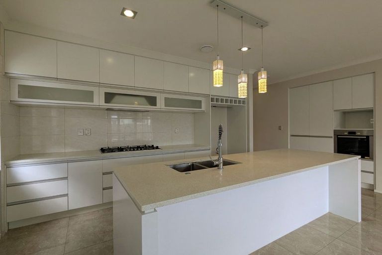 Photo of property in 16 Kira Road, Flat Bush, Auckland, 2016