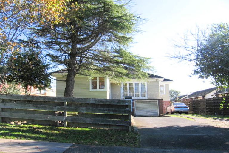 Photo of property in 2/86 Roberts Road, Te Atatu South, Auckland, 0610