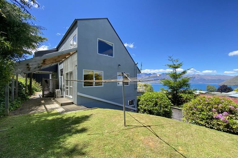 Photo of property in 32 Avalon Crescent, Fernhill, Queenstown, 9300