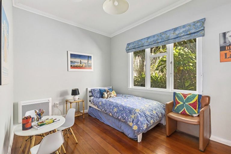 Photo of property in 9 Kellsmere Crescent, Island Bay, Wellington, 6023