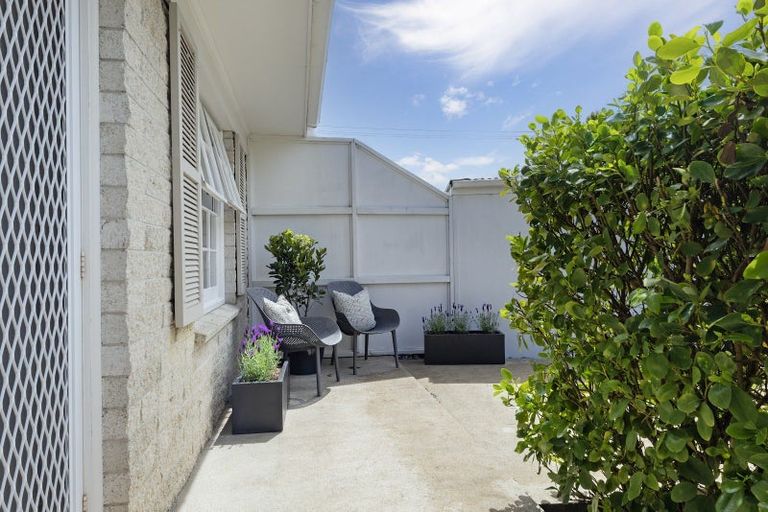 Photo of property in 2/68a Sturges Road, Henderson, Auckland, 0612